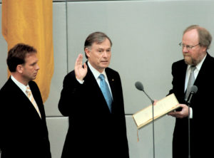 Horst Köhler wird von Wolfgang Thierse, Präsident des Deutschen Bundestages, als Bundespräsident vereidigt; links: Dieter Althaus, Präsident des Bundesrates (Quelle: Bundesregierung, Fotograf: Bernd Kühler).